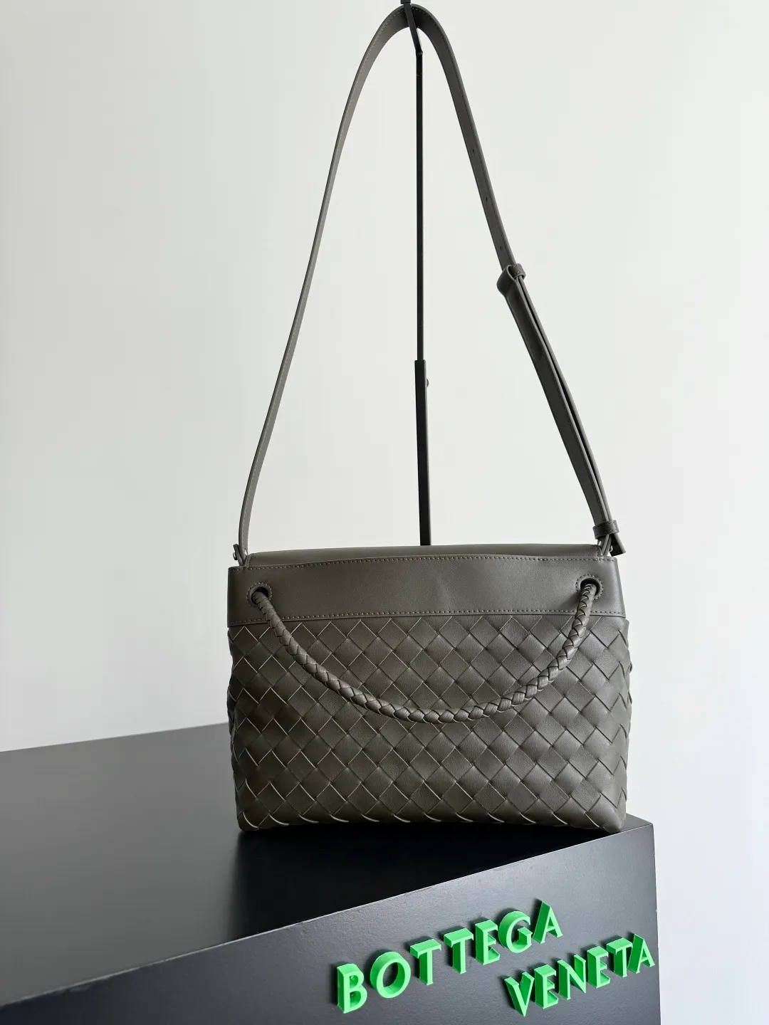 Batch 2460 BOTTEGA VENETA Bottega Veneta's 2025 new product for men ANDIAMO Bottega Veneta's main recommendation is undoubtedly the Andiamo small size. The first new favorite of the 2025 new product is a men's figure buckle bag. It can be seen that the designer has used many small ideas. The detachable crossbody strap is very convenient. It is convenient for elite office workers to reduce the burden on their hands when carrying work logs and office supplies. The interior is divided into two large compartments and a small zippered compartment. Unlike the women's model, the compartments here are not removable. The fixed large single layer also makes it easier to pack lightly when going out to work, and avoids the accumulation of too many small items. Style number: 815781 Size: 29*20*13cm